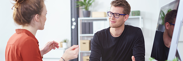 junges team in einer besprechung am arbeitsplatz